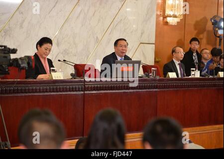 Pechino, Cina. 2 Mar, 2016. Wang Guoqing (C), portavoce per la quarta sessione del XII la Conferenza consultiva politica del popolo cinese (Cpcpc) Comitato nazionale, partecipa a una conferenza stampa presso la Grande Sala del Popolo di Pechino, capitale della Cina, 2 marzo 2016. © Li Xin/Xinhua/Alamy Live News Foto Stock