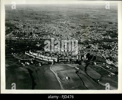 1968 - Francia: vista aerea del circumvallated vecchia città di Carcassonne e le sezioni moderno della città. © Keystone Pictures USA/ZUMAPRESS.com/Alamy Live News Foto Stock