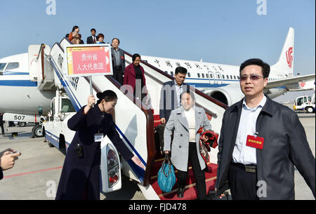 Pechino, Cina. 2 Mar, 2016. Deputati al XII congresso nazionale del popolo (ANP) da sudovest della Cina di Guizhou arriva a Pechino Capitale della Cina, 2 marzo 2016. La quarta sessione annuale del XII NPC si aprirà il 5 marzo. © Zhao Yingquan/Xinhua/Alamy Live News Foto Stock