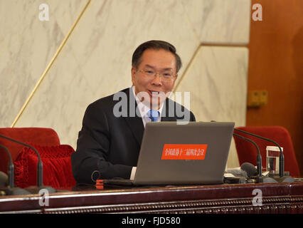 Pechino, Cina. 2 Mar, 2016. Wang Guoqing, portavoce per la quarta sessione del XII la Conferenza consultiva politica del popolo cinese (Cpcpc) Comitato nazionale, risponde alle domande durante una conferenza stampa presso la Grande Sala del Popolo di Pechino, capitale della Cina, 2 marzo 2016. © Li Xin/Xinhua/Alamy Live News Foto Stock