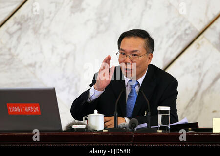 Pechino, Cina. 2 Mar, 2016. Wang Guoqing, portavoce per la quarta sessione del XII la Conferenza consultiva politica del popolo cinese (Cpcpc) Comitato nazionale, risponde alle domande durante una conferenza stampa presso la Grande Sala del Popolo di Pechino, capitale della Cina, 2 marzo 2016. © Yin pista/Xinhua/Alamy Live News Foto Stock