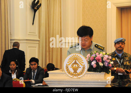 (160302) -- phnom penh -- Marzo 2, 2016(Xinhua)-- Li Ningya, addetto militare dell'ambasciata cinese in Cambogia, parla a un evento in Phnom Penh in Cambogia, il 1 marzo 2016. Cambogia martedì commemorato i dieci anni di successi di peacekeeper distribuzione in paesi devastati dalla guerra nel quadro delle Nazioni Unite e si è impegnato a continuare i suoi contributi per la causa della pace nel mondo. (Xinhua/Zhang Yanfang) Foto Stock