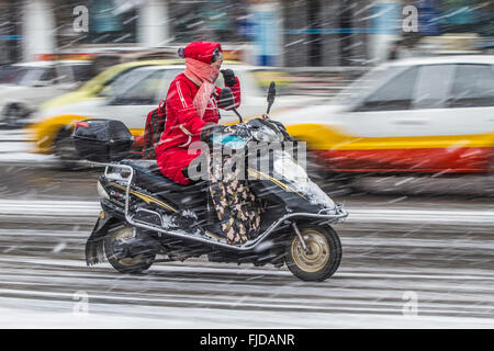 Taonan, la Cina della provincia di Jilin. 2 Mar, 2016. Una donna passeggiate nella neve in città Taonan, a nord-est della Cina di provincia di Jilin, Marzo 2, 2016. Parte di Jilin ha salutato il nevischio o nevicata di mercoledì. Credito: Qiu Huining/Xinhua/Alamy Live News Foto Stock