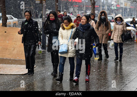 Changchun, la Cina della provincia di Jilin. 2 Mar, 2016. Le persone camminare nella neve in Changchun, capitale del nord-est della Cina di provincia di Jilin, Marzo 2, 2016. Parte di Jilin ha salutato il nevischio o nevicata di mercoledì. Credito: Zhang Nan/Xinhua/Alamy Live News Foto Stock