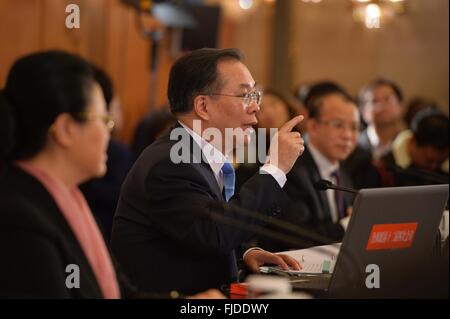 Pechino, Cina. 2 Mar, 2016. Wang Guoqing, portavoce per la quarta sessione del XII la Conferenza consultiva politica del popolo cinese (Cpcpc) Comitato nazionale, risponde alle domande durante una conferenza stampa presso la Grande Sala del Popolo di Pechino, capitale della Cina, 2 marzo 2016. © Li Xin/Xinhua/Alamy Live News Foto Stock