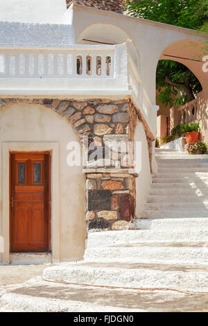 Immagine di una stretta strada del villaggio passi a Kamari, Grecia. Foto Stock