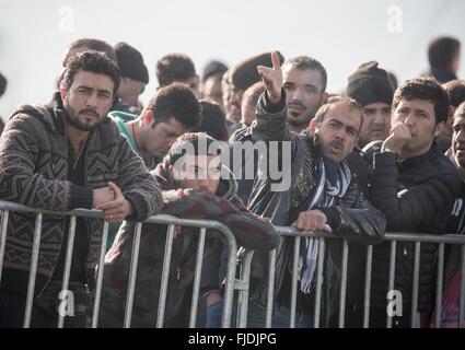 Idomeni, Grecia. 02Mar, 2016. I rifugiati stanno al confine Greek-Macedonian in Idomeni, Grecia, 02 marzo 2016. A partire da lunedì, Macedona ha difficilmente lasciare eventuali rifugiati entrare. Sul confine in Idomeni un grande campo è stato costruito con migliaia di rifugiati. Foto: MICHAEL KAPPELER/dpa/Alamy Live News Foto Stock