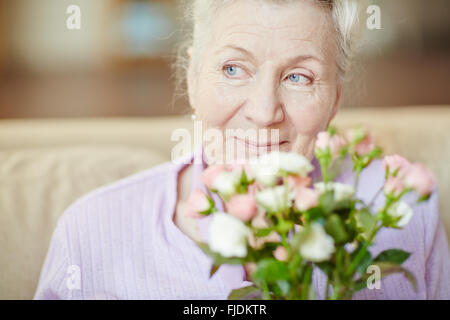Ritratto di donna senior con fiori Foto Stock