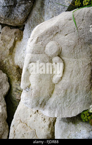 Scultura di un viso/testa in pietra Purbeck Foto Stock