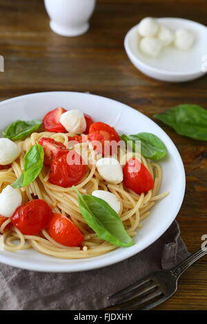La pasta italiana con pomodori, cibo closeup Foto Stock