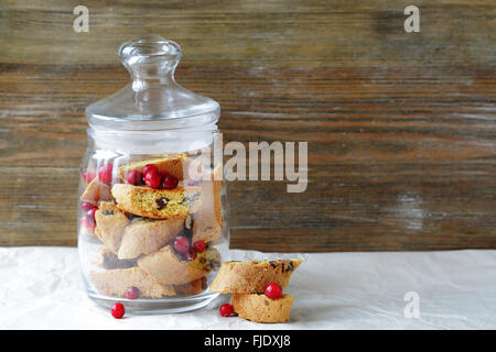 Biscotti a base di mirtillo palustre i cookie in un barattolo di vetro Foto Stock