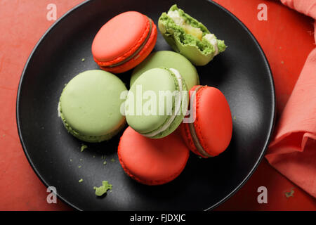 Amaretti dolce sulla piastra nera, cibo vista superiore Foto Stock