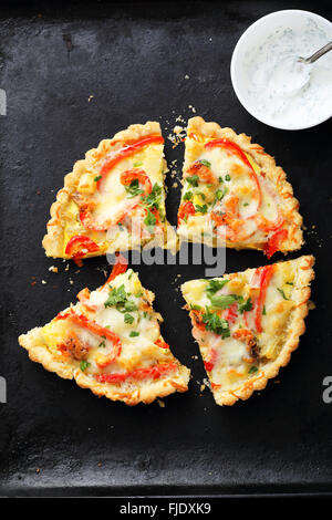 Quiche con salmone e pepe, cibo Foto Stock