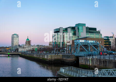 IFSC House, Dublino, Irlanda, International Financial Services Centre dal fiume Liffey Foto Stock