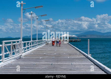 Famiglia a piedi sul picnic Bay Jetty su Magnetic Island a Queensland, Australia Foto Stock