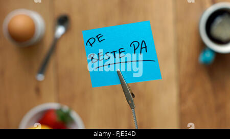 Miglior papà scritto in Ddutch per la festa del papà su un memo tra la prima colazione Foto Stock