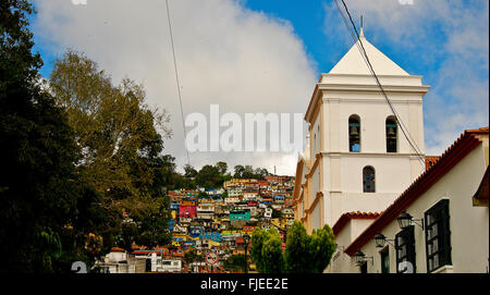 Vista della baraccopoli sulla collina di El Hatillo, Caracas, Venezuela Foto Stock