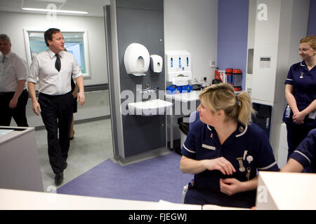 David Cameron in visita a Salford Royal Hospital Foto Stock