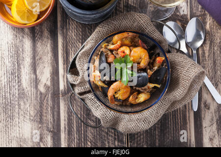 Arroz de marisco portugese paella di frutti di mare classico rustico di riso al curry piatto estivo Foto Stock