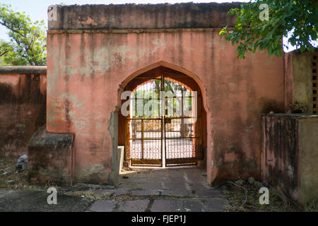 Vista di uno dei cancelli di parete in corrispondenza della gate di Mughal presso il tempio Jain Shri Parshvanath Digambar Jain Nasiyan in Viratnagar, in Raj Foto Stock