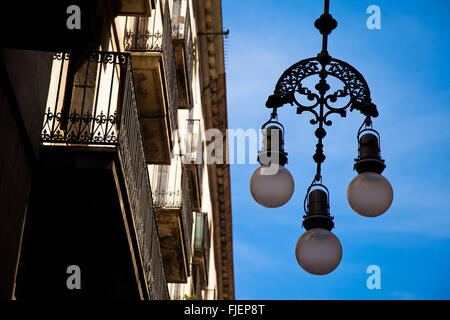 Lampada decorativa in strada di Barcellona Foto Stock