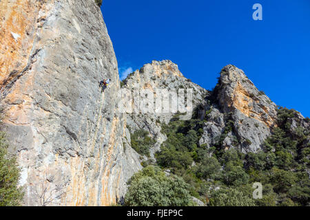 Maschio di rocciatore sulla ripida scogliera di pietra calcarea Spagna Foto Stock