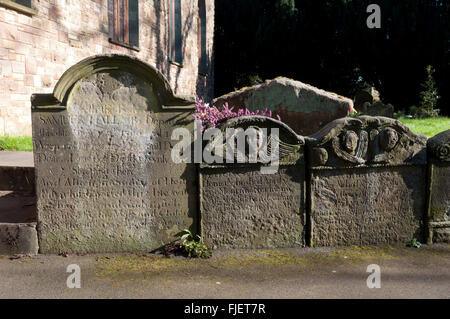 Vecchie lapidi in St Mary's sagrato, Kingswinford, West Midlands, England, Regno Unito Foto Stock