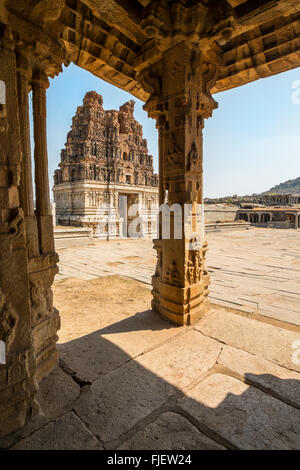 La rovina della città di Hampi nello stato indiano del Karnataka è una destinazione popolare per i backpackers e gap-anno di viaggiatori Foto Stock