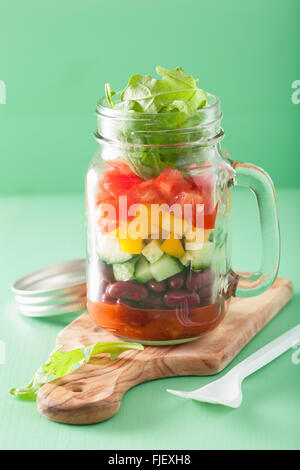 Fagiolo vegano insalata di verdure in vasetti di vetro Foto Stock