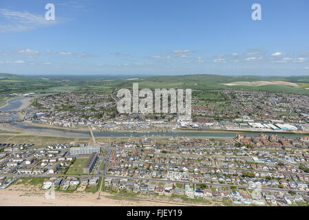 Una veduta aerea del West Sussex città costiera di Shoreham-da-mare su di un soleggiato dau Foto Stock