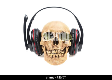 Cranio umano nelle cuffie isolato su uno sfondo bianco. Foto Stock