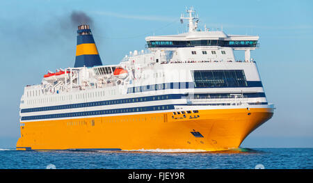 Grande giallo traghetto passeggeri la nave va sul Mare Mediterraneo Foto Stock