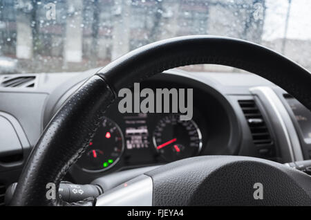 Auto moderna frammento interno con il volante e pannello di controllo Foto Stock