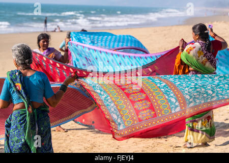 Le donne indiane essiccazione sari colorati sulla spiaggia , Gokarana, Karnataka, India Foto Stock