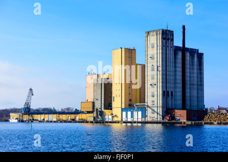 Solvesborg, Svezia - 27 Febbraio 2016: Il silos alti nella zona del porto sono destinati ad essere demoliti per dare il via a nuove home Foto Stock