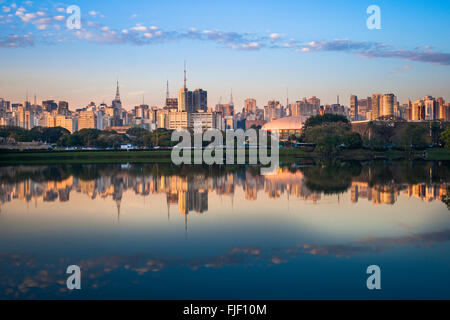 Sao Paulo skyline visto dal Parco Ibirapuera ( Parque Ibirapuera) un grande parco urbano della città, Brasile Foto Stock