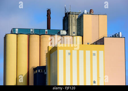 Solvesborg, Svezia - 27 Febbraio 2016: Il silos alti nella zona del porto sono destinati ad essere demoliti per dare il via a nuove home Foto Stock