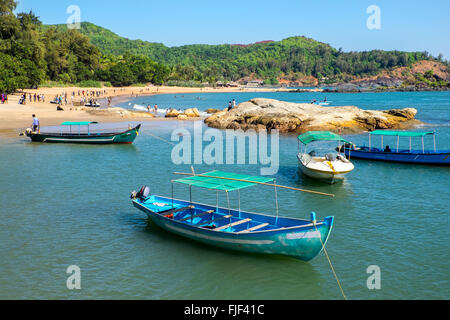 Le imbarcazioni turistiche a Om Beach, Gokarna nello stato indiano del Karnataka , un popolare appendere fuori per backpackers. Foto Stock