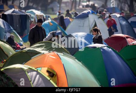 Idomeni, Grecia. 02Mar, 2016. Rifugiato hanno piantato le loro tende in un accampamento presso il confine Greek-Macedonian in Idomeni, Grecia, 02 marzo 2016. A partire da lunedì, la Macedonia è difficilmente lascia qualsiasi rifugiati entrare. Sul confine in Idomeni un grande campo è stato costruito con migliaia di rifugiati. Foto: MICHAEL KAPPELER/dpa/Alamy Live News Foto Stock