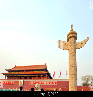 Nella parte anteriore della famosa Porta di Tiananmen, scolpiti con dragon e cloud, una strana bestia come lion sulla parte superiore Foto Stock