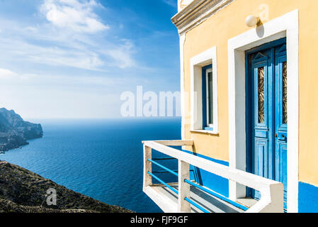 Bella casa sulla scogliera in Olympos, Karpathos Island, Grecia Foto Stock