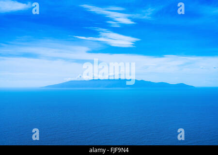 Isola del Giglio vista aerea dall'Argentario. Mare Mediterraneo. Toscana, Italia Foto Stock