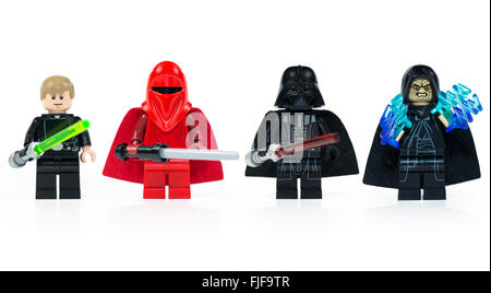 Muenster, Germania - 8 Marzo 2015: un gruppo di cinque diversi Lego Star Wars mini personaggi isolati su bianco. Foto Stock