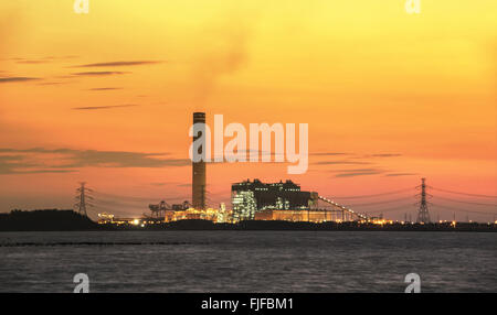 Tramonto su impianti di potenza Foto Stock