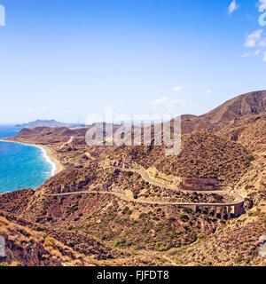 Andalusia, paesaggio. Strada in Cabo de Gata parco vicino a Carboneras Almeria, Spagna, Europa. Foto Stock