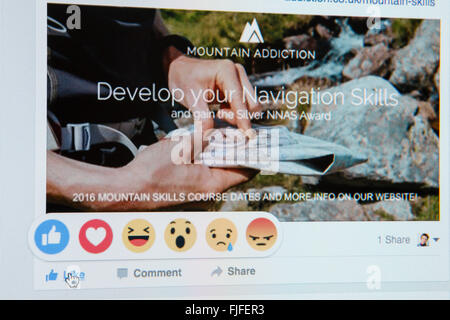 Close-up screenshot del sito web Facebook mostra mano su simili con le reazioni di nuovo gli Emoji su una pagina di business. Attivo impronta digitale. Inghilterra Regno Unito Gran Bretagna Foto Stock
