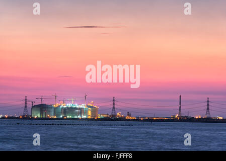 Tramonto su impianti di potenza Foto Stock