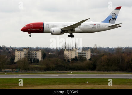 Norwegian Boeing 787 Deamliner atterraggio all'Aeroporto di Birmingham, UK (LN-lnd) Foto Stock