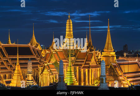 Il Grand Palace e il Wat Phra keaw al tramonto di Bangkok, Thailandia Foto Stock