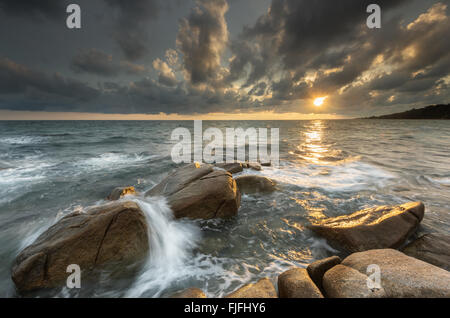 Il mare e la roccia al tramonto. La natura della composizione. Foto Stock